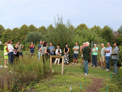 Inspirerend proefveldbezoek rond vaste planten en biodiversiteit