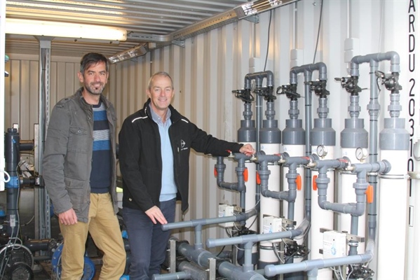 De eigenlijke ontsmetting bij aardbeienteler Robbin Kenis in Minderhout gebeurt door middel van drie ultrafiltratie-units die zijn ingebouwd in een container. Peter Melis en Gunther Vermeiren lichtten de techniek toe.