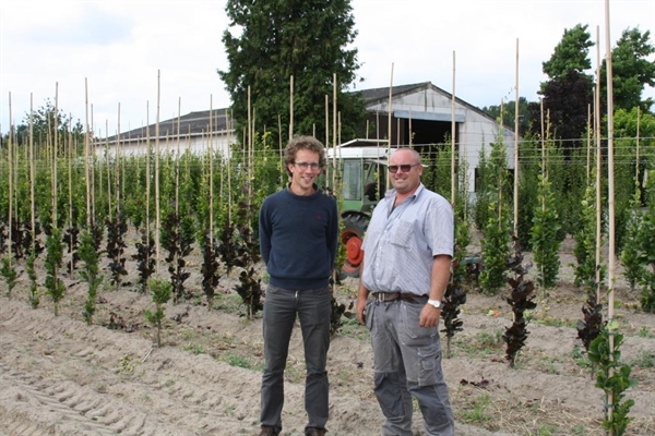 Dominique Van Haecke van het CVBB (links) begeleidt Joost De Winter (rechts) bij de bemesting.